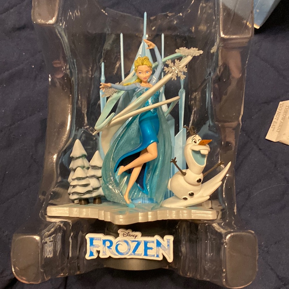 Disney D-Select Frozen Exclusive 6-Inch Diorama Statue